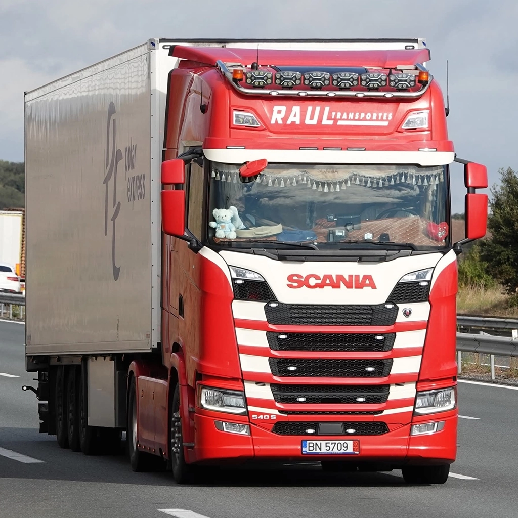 Camion Scania si semiremorca frigo fotografiate pe autostrada