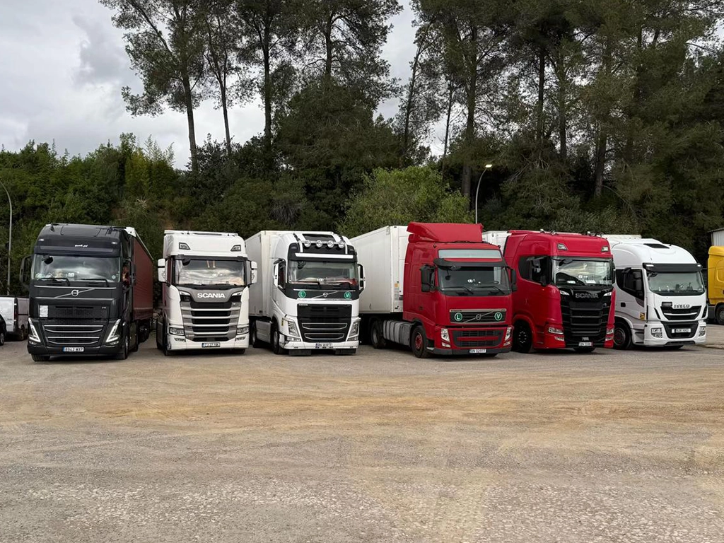 O parte din flota de camioane apartinand firmei Transportes Raul