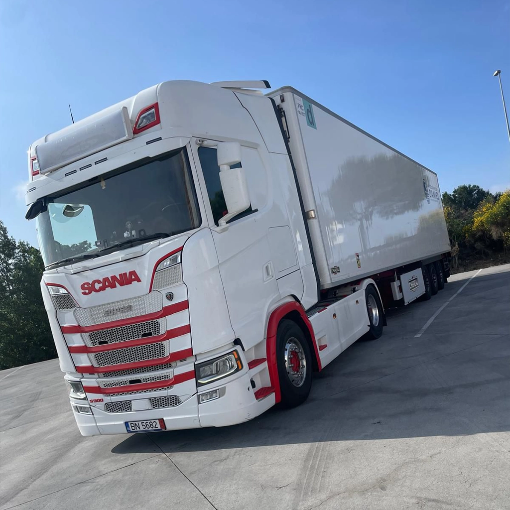 Camion Scania si semiremorca frigo pregatite de transport international