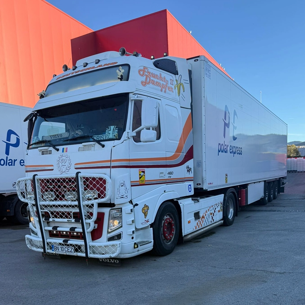 Camion Volvo si semiremorca frigorifica pregatite de transport international