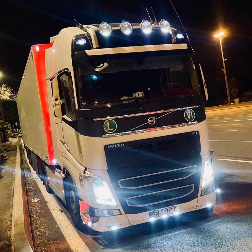 Camion Volvo fotografiat pe timp de noapte