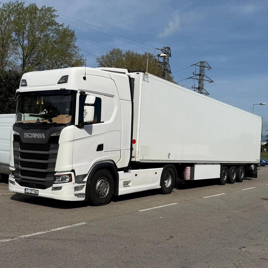 Cap tractor Scania si semiremorca frigorifica cu carlige