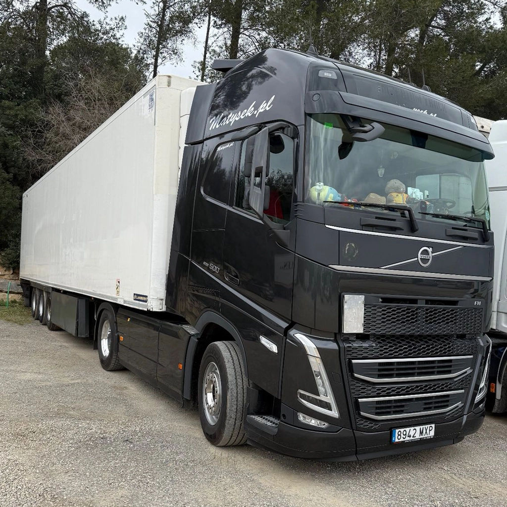 Cap tractor Volvo si semiremorca frigo pregatite de transport marfuri perisabile