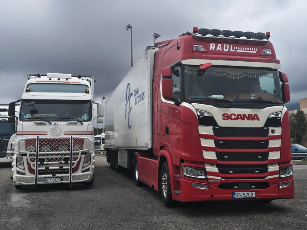 Camion Volvo si Scania fotografiate unul langa altul
