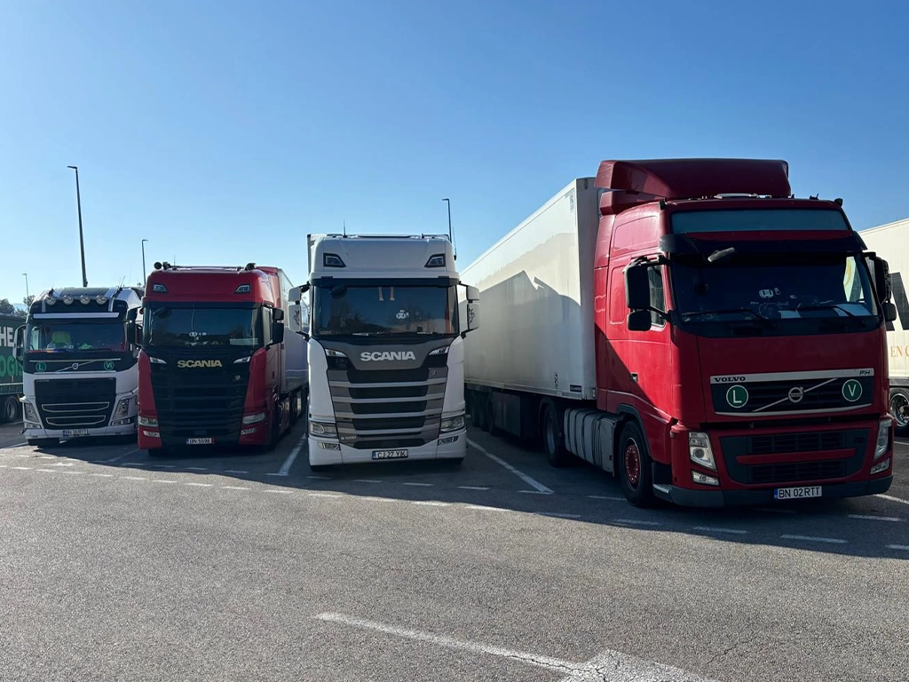 O mica parte din flota de transport frigo international al firmei Transportes Raul