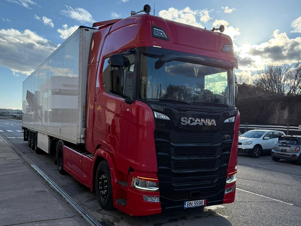 Scania si semiremorca frigorifica pregatite de transport