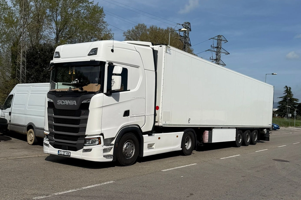 Ansamblu cap tractor si semiremorca frigorifica pentru transport marfurilor perisabile