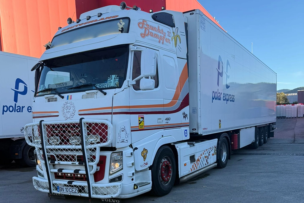 Ansamblu cap tractor Volvo si semiremorca frigorifica din flota Transportes Raul